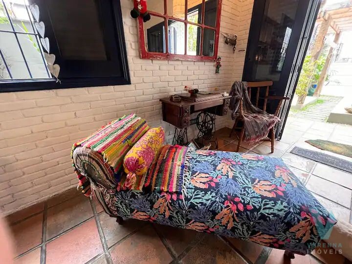 Casa de Esquina no Itaguá, com piscina!