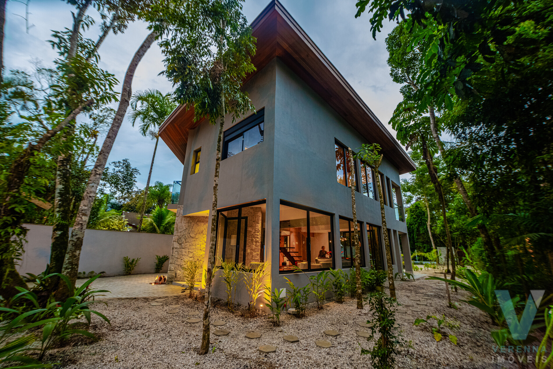 Casa  Prumirim, nova, mobiliada e a 200 metros da praia.