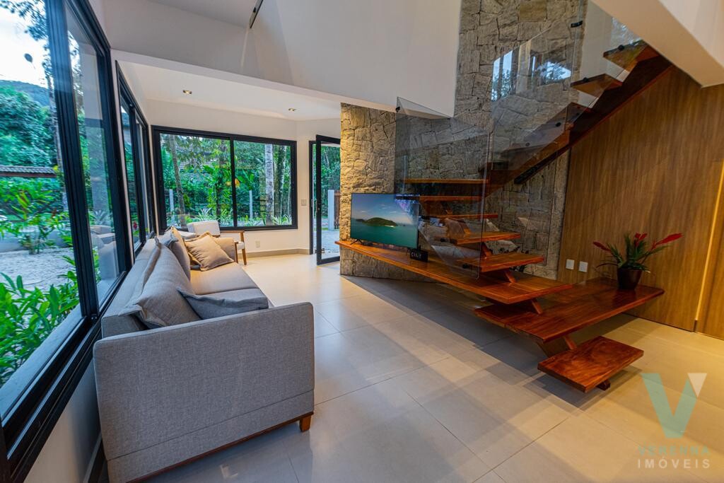 Casa  Prumirim, nova, mobiliada e a 200 metros da praia.