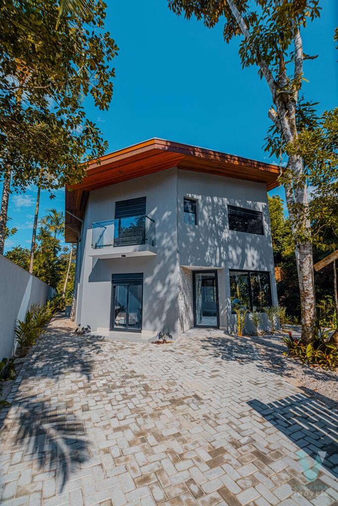 Casa  Prumirim, nova, mobiliada e a 200 metros da praia.