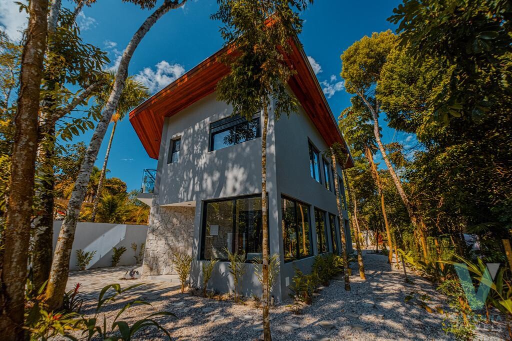 Casa  Prumirim, nova, mobiliada e a 200 metros da praia.