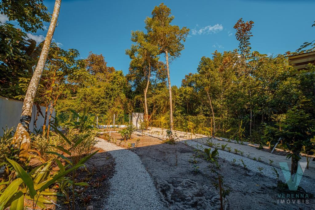 Casa  Prumirim, nova, mobiliada e a 200 metros da praia.