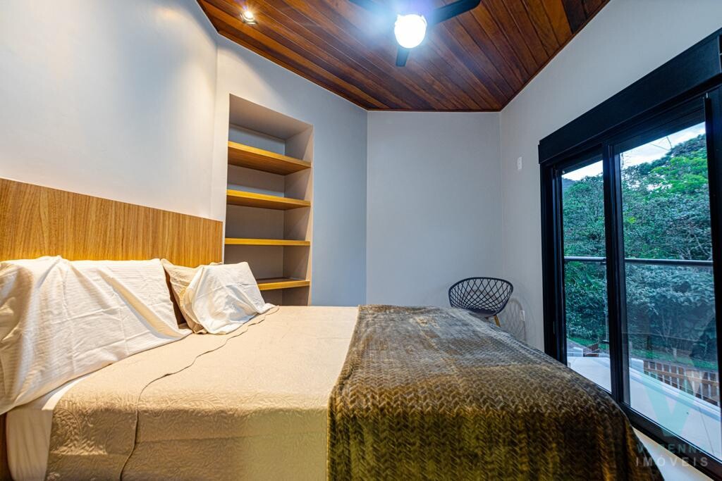 Casa  Prumirim, nova, mobiliada e a 200 metros da praia.