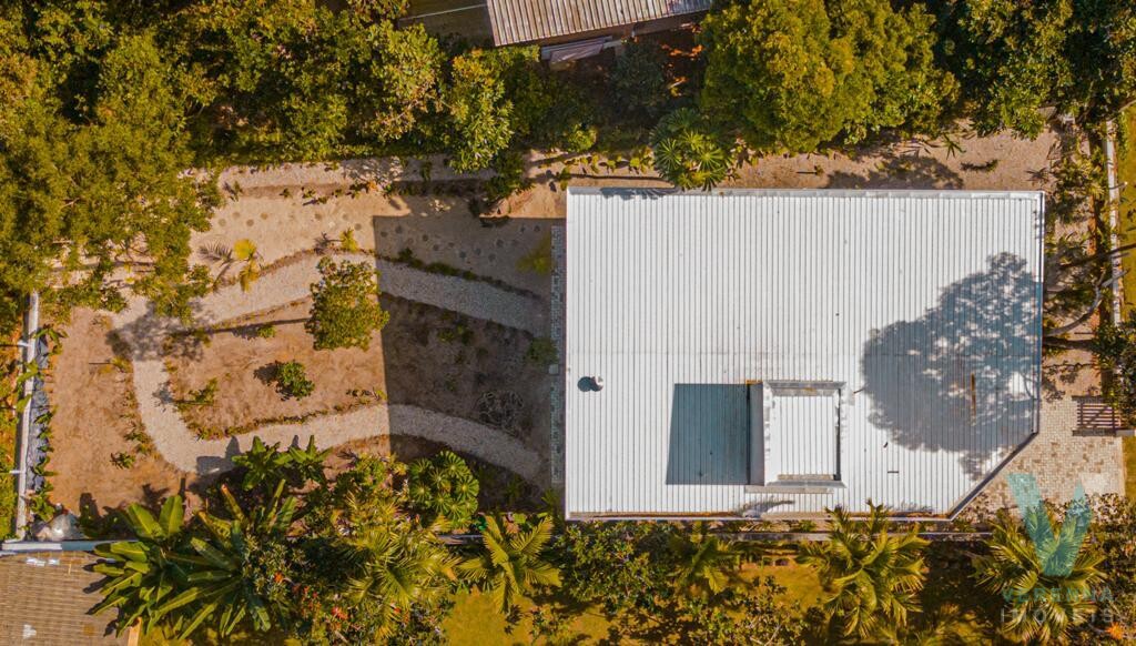 Casa  Prumirim, nova, mobiliada e a 200 metros da praia.