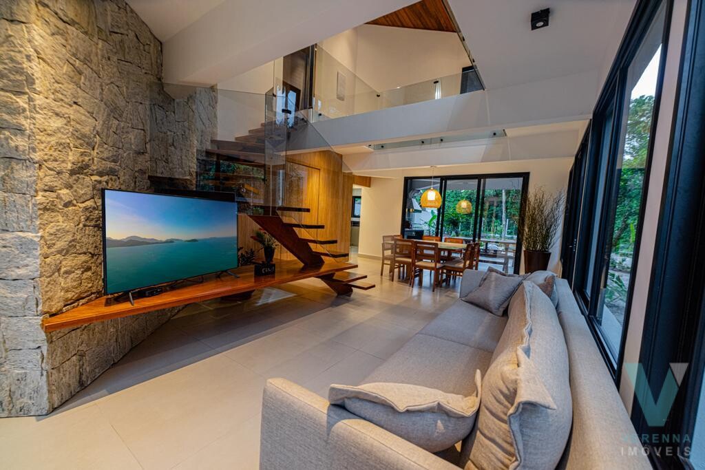 Casa  Prumirim, nova, mobiliada e a 200 metros da praia.